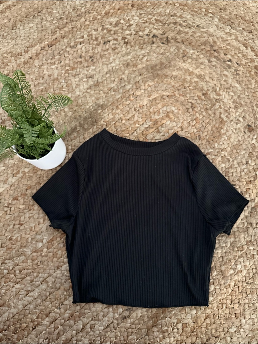 BLACK RIBBED CROP TOP